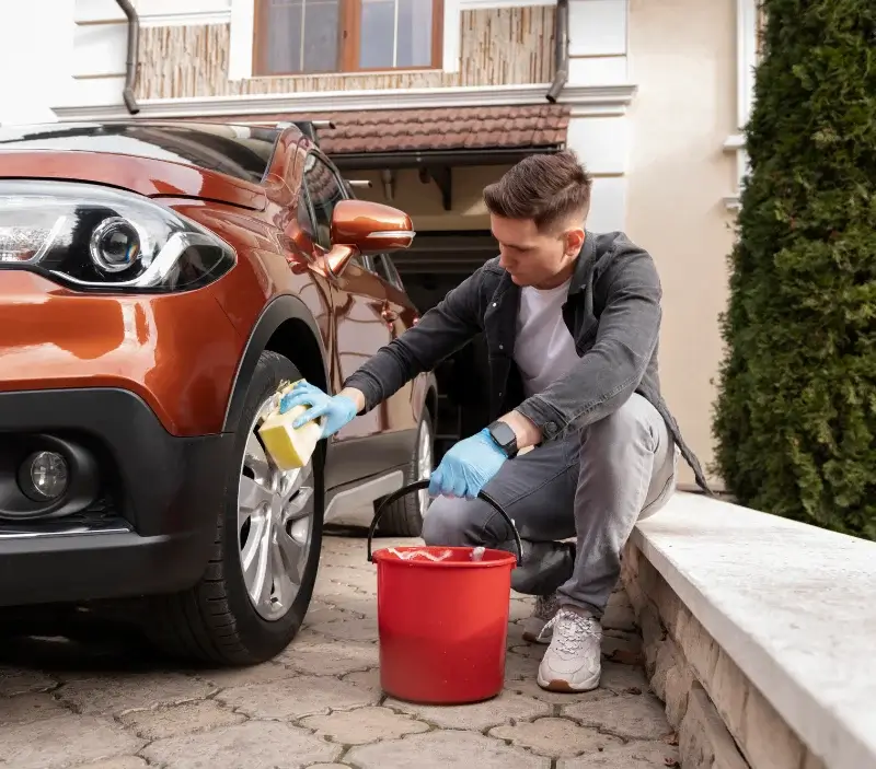 Lavage auto à domicile Castelnau-de-Lévis : professionnel intervenant sur un véhicule